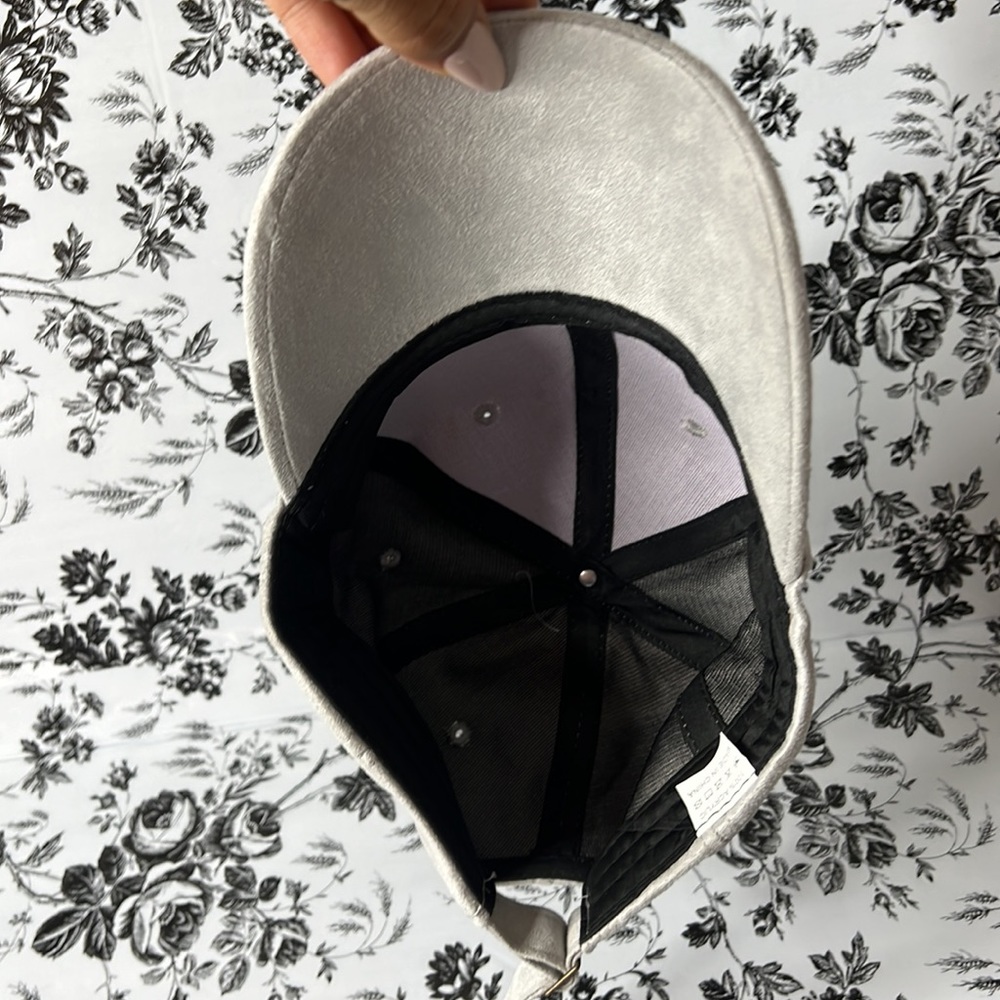 Hat With adjustable strap - Picture 9 of 10